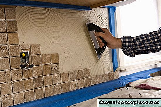Bagaimana Tile Backsplash Memenuhi Top Granite Counter