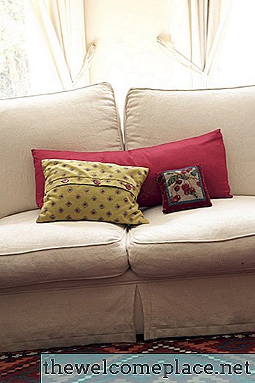 Como adicionar correias a um sofá para manter as almofadas no lugar