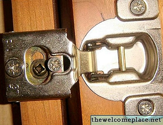 Як відрегулювати петлі дверей шафи