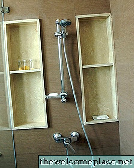 Hoe een hangende douchedeur af te stellen