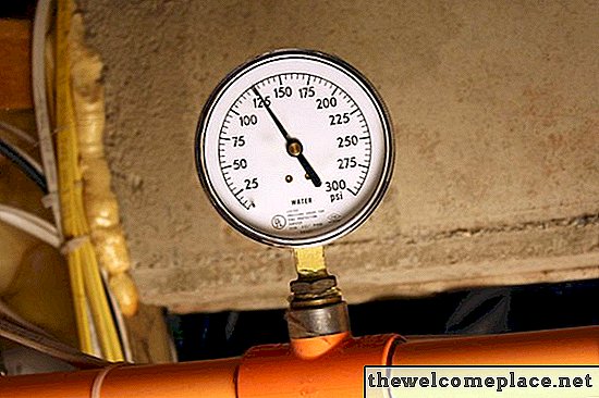 Como ajustar um regulador de pressão de água doméstico