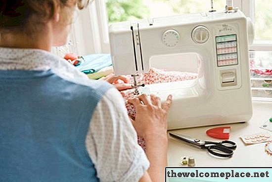 Cómo ajustar la tensión de la máquina de coser de lycra