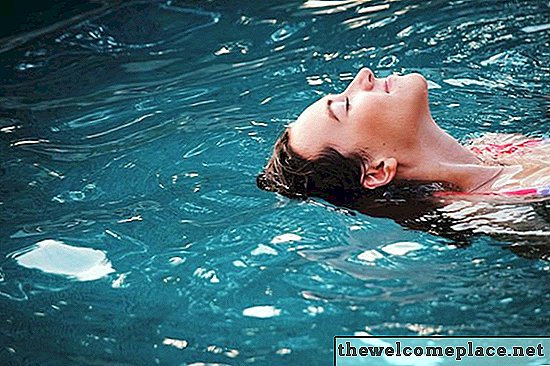 Hoe de pH in een zwembad met zuiveringszout aanpassen