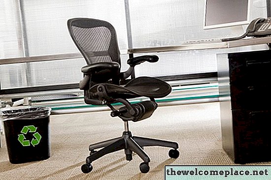 Cómo ajustar la inclinación de una silla de oficina