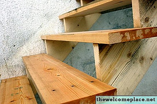 Cómo anclar escaleras de madera al concreto