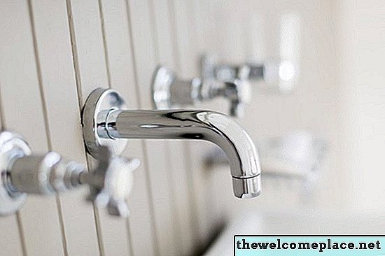 Cum se aplică grăsimea instalatorului pe un robinet de duș
