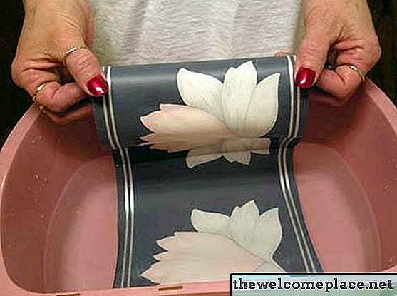Cómo aplicar un borde de papel tapiz prepasado