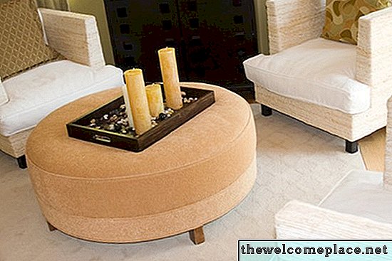 Cómo organizar los muebles en una sala de estar con formas extrañas