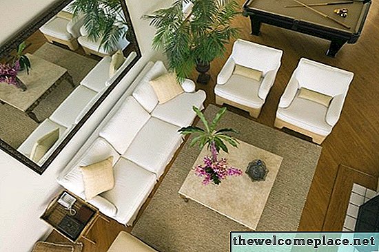 Como organizar móveis em uma sala de estar retangular