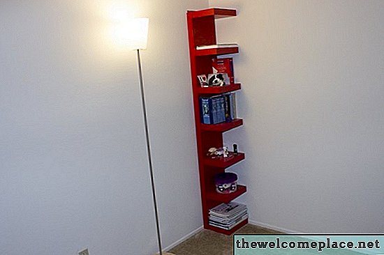 Anbringen eines Ikea-Bücherregals an der Wand
