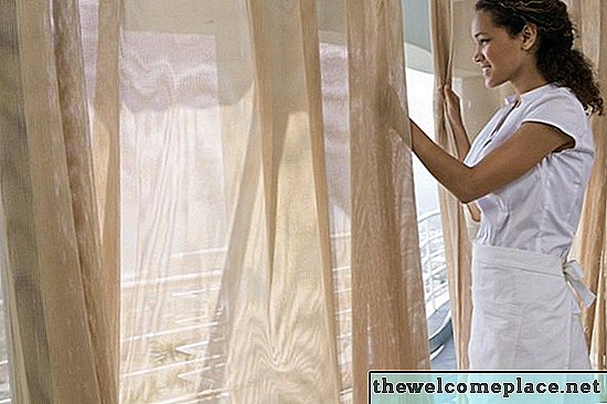 Como anexar um divisor de quarto de cortina a um teto suspenso