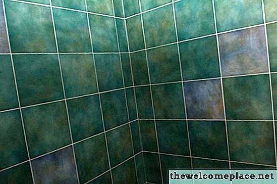 Come fissare le piastrelle al muro a secco sopra un bordo doccia