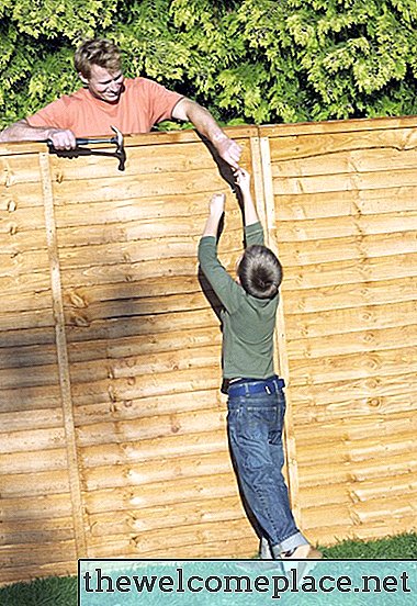 Cómo unir una valla de privacidad de madera a una pared de bloques de hormigón