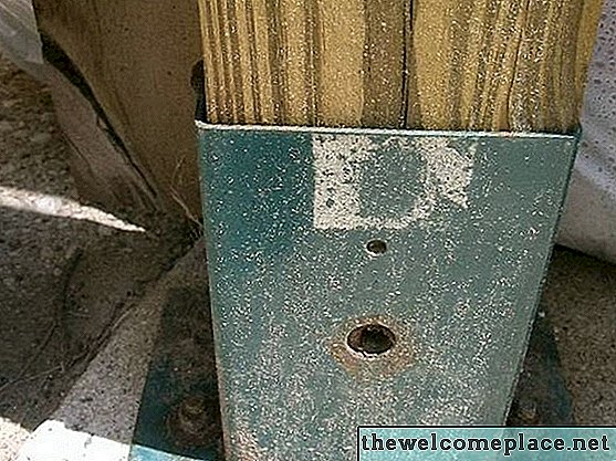 Fából készült korlát rögzítése a beton tornácra