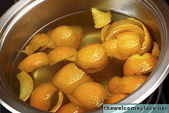 Wie man Orangenschalen in Wasser kocht