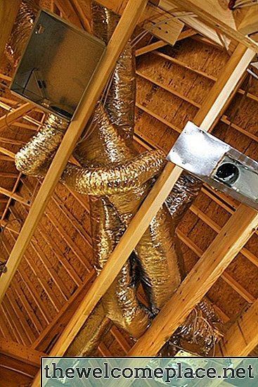 Cómo apuntalar las vigas del techo contra la flacidez