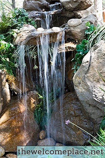 Wie man einen Hinterhof-Teich-Wasserfall errichtet
