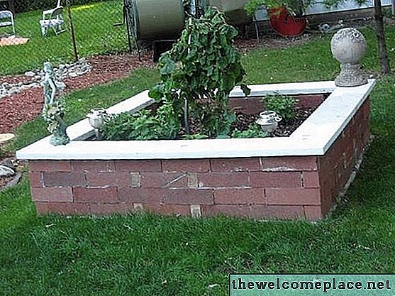 Como construir uma cama de jardim levantada em tijolo sem usar cimento