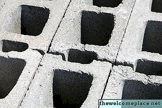Cómo construir un borde de jardín de bloques de cemento