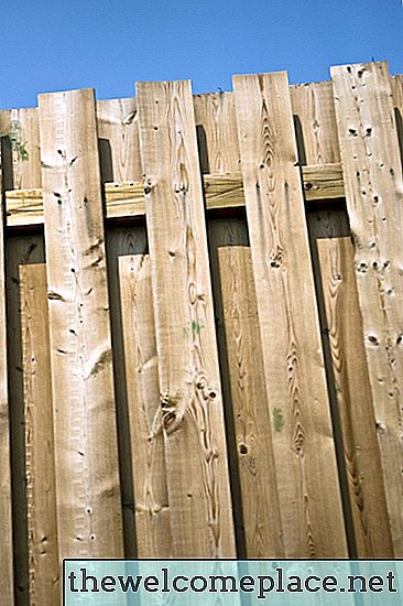 Como construir cercas de privacidade de madeira curvadas