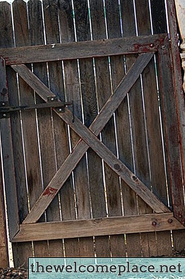 Comment construire une double porte pour une clôture de protection en bois