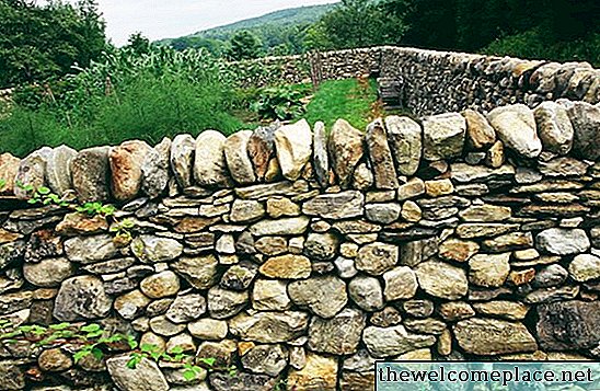 Como construir um muro de pedra seco