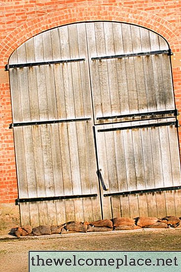 Jak postavit velké dřevěné dveře stodoly