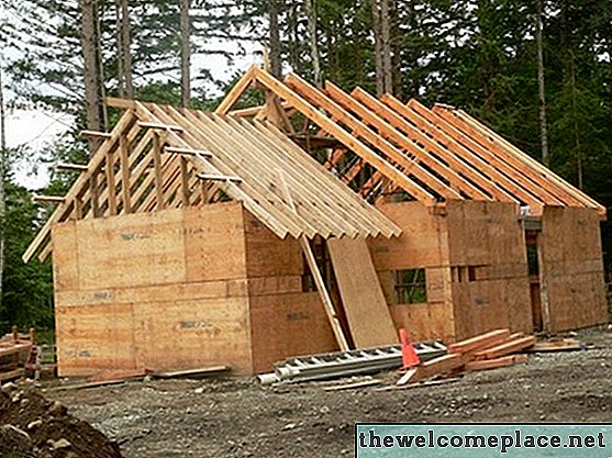 كيفية بناء سقف العوارض الخشبية باستخدام ساحة تأطير