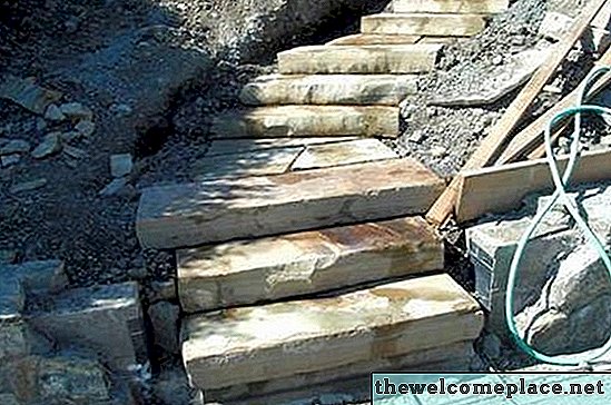 Comment construire des marches en blocs de pierre sur une colline