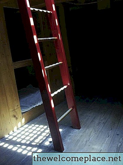 Как да изградите дървена таванска стълба