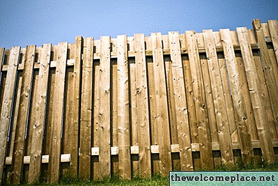 Cómo construir una valla de privacidad de madera en una pendiente