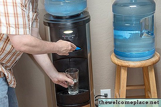 Hogyan cserélje ki az 5-gallonos vízhűtő palackot