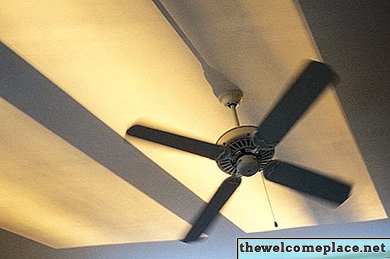 Cómo cambiar una bombilla en un ventilador de techo Hunter