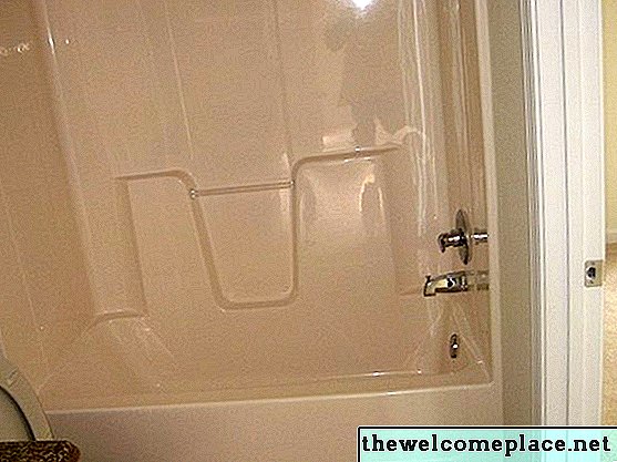 Cómo cambiar el color de una bañera y cabina de ducha de fibra de vidrio