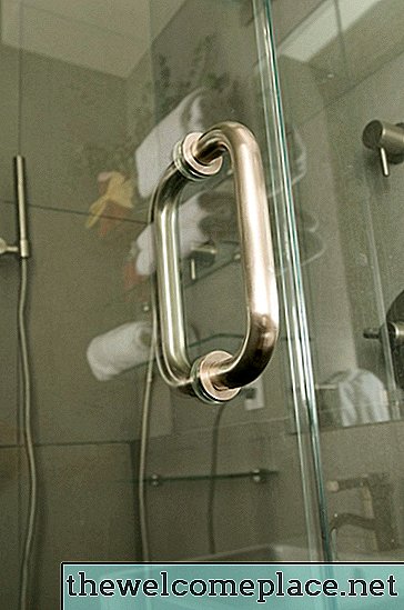 Cómo cambiar una puerta de ducha con marco a sin marco