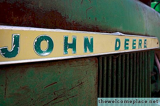 Πώς να αλλάξετε το μπουζί σε ένα John Deere STX38