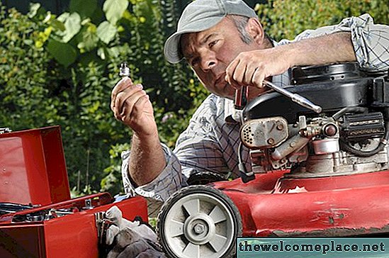 芝刈り機でオイルを交換する方法