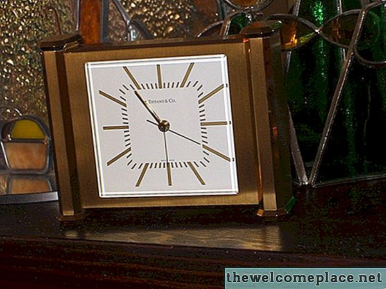 Comment changer une pile d'horloge Tiffany
