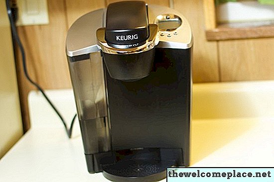 Cómo cambiar el filtro de agua en una cafetera Keurig