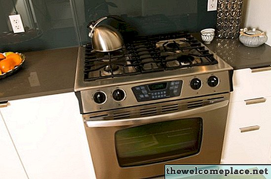 Cómo cambiar una estufa blanca a una apariencia de acero inoxidable