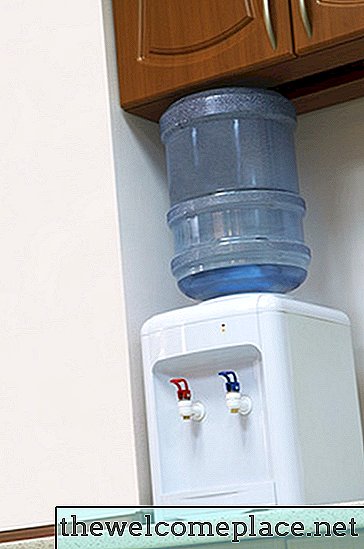 Cómo limpiar un enfriador de dispensador de agua embotellada