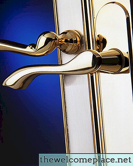 Как да почистите месинговите дръжки на вратите