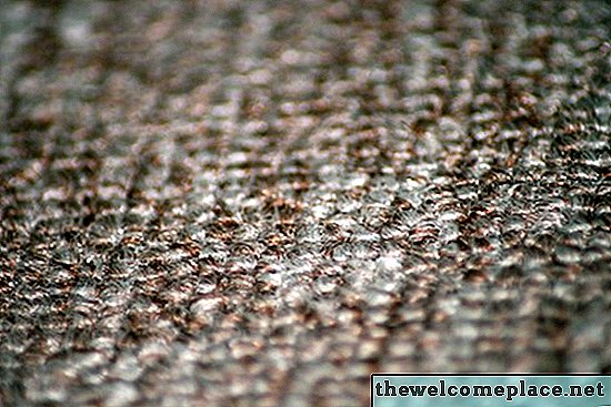 Как да почистите кафяви петна след почистване на килими