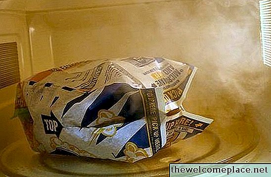 Cómo limpiar las manchas de quemaduras en un horno microondas
