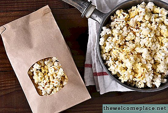 Wie man verbranntes Popcorn aus einer Pfanne reinigt