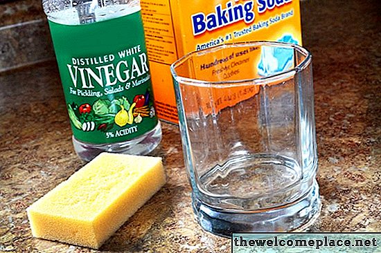 Hoe calciumafzettingen van glas te reinigen