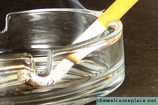 Hvordan rengjøre sigarett røykskadede skap