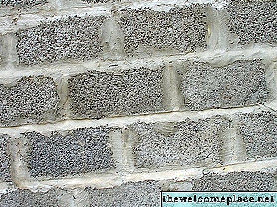 Como limpar paredes do porão do bloco de concreto