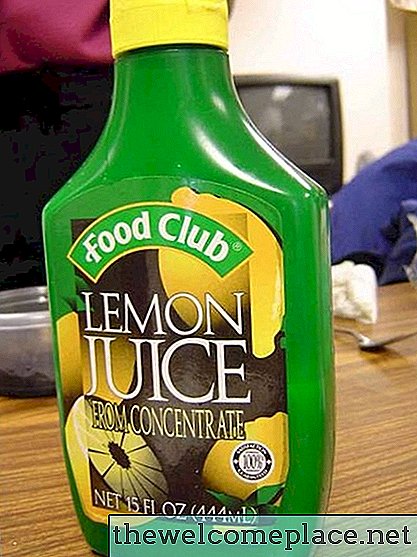 Como limpar uma cafeteira com suco de limão