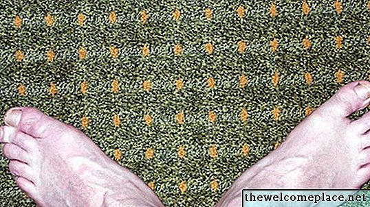 Hoe ontlasting van een tapijt met azijn te verwijderen